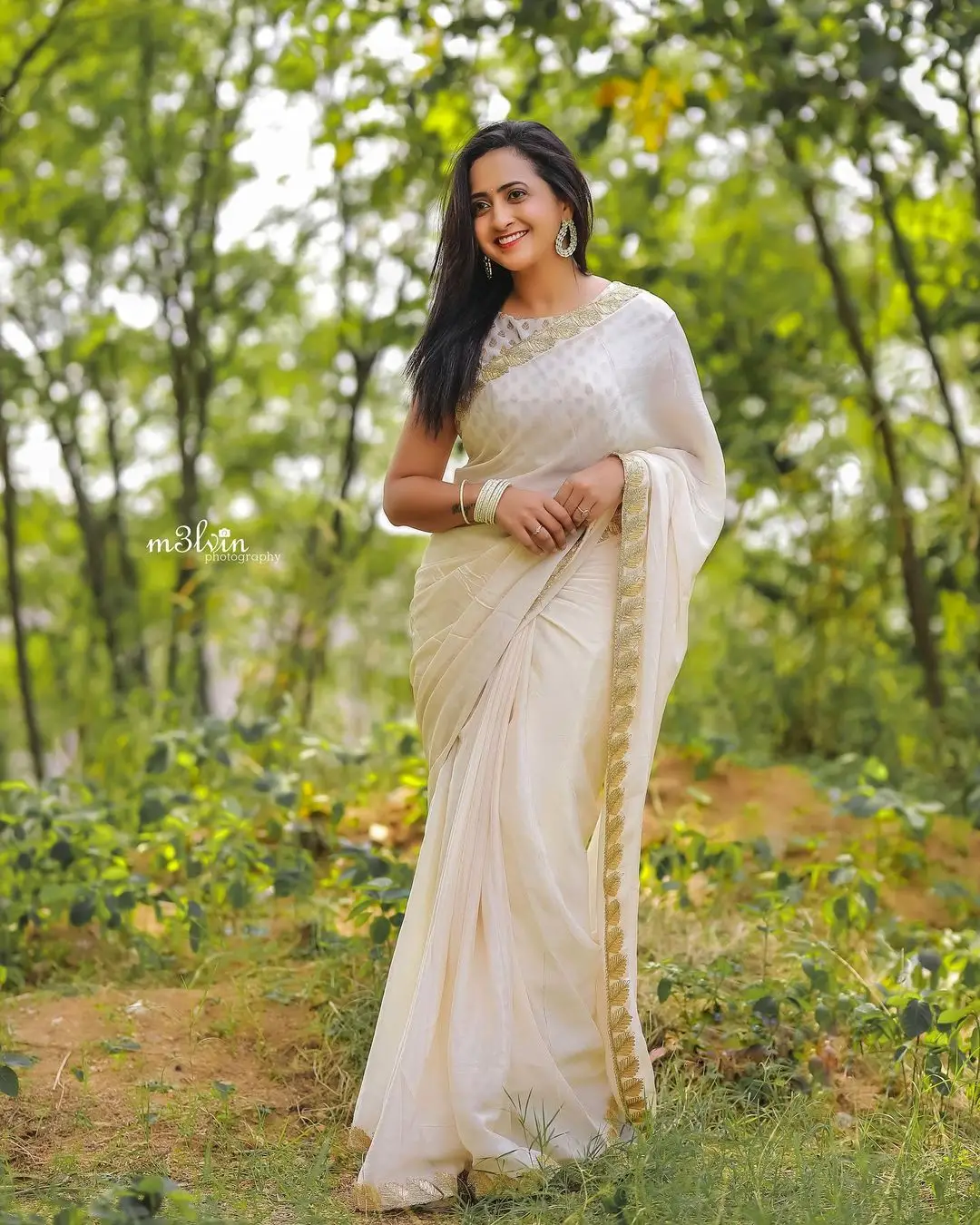 Tamil Girl Lasya Manjunath Wearing White Saree Sleeveless Blouse